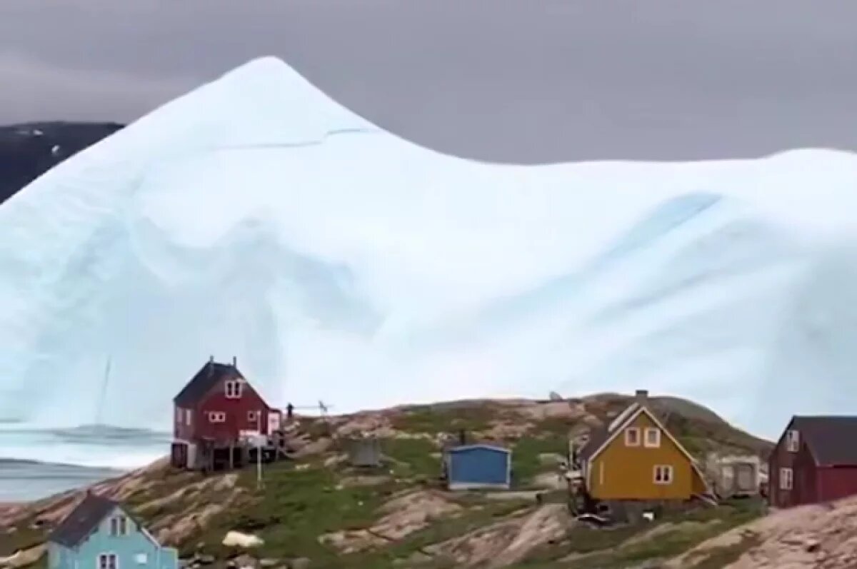    В Сети появились кадры с айсбергом, «качающимся» у берегов Гренландии