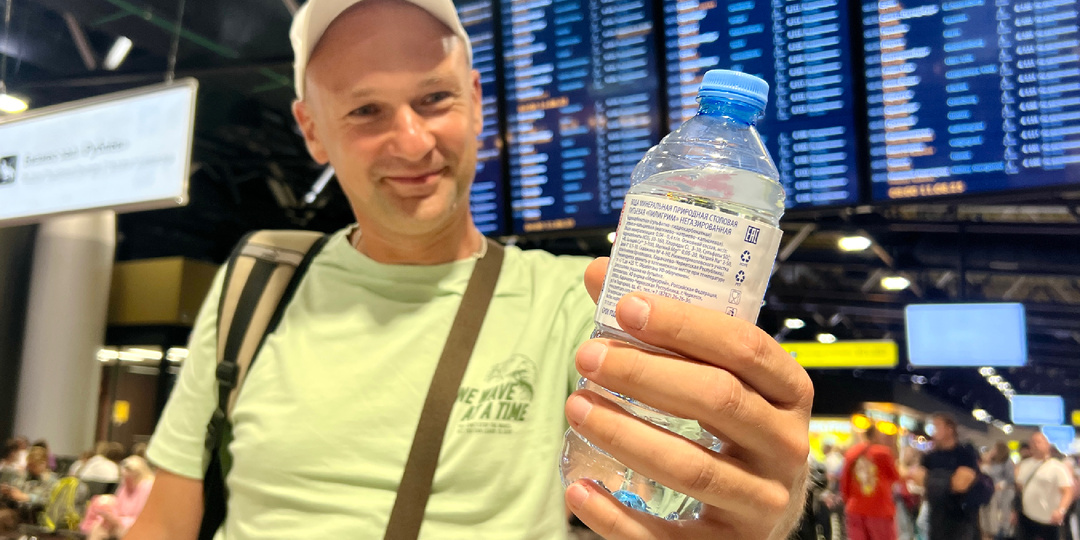 С водой в аэропорту: Почему не стоит выбрасывать бутылки на досмотре (лайфхак для пассажиров)