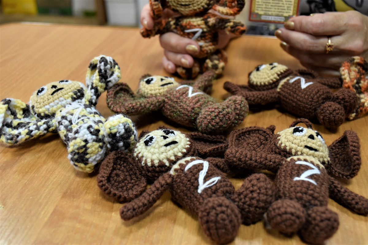 Таких Чебурашек-талисманов вяжут тихорецкие волонтёры. Фото: Виолетта Гавриленко.