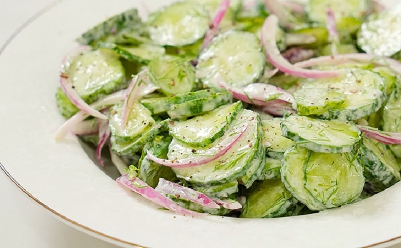 Огуречный салат с красным луком: свежесть и вкус за 10 минут