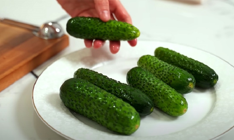 Огуречный салат с красным луком: свежесть и вкус за 10 минут