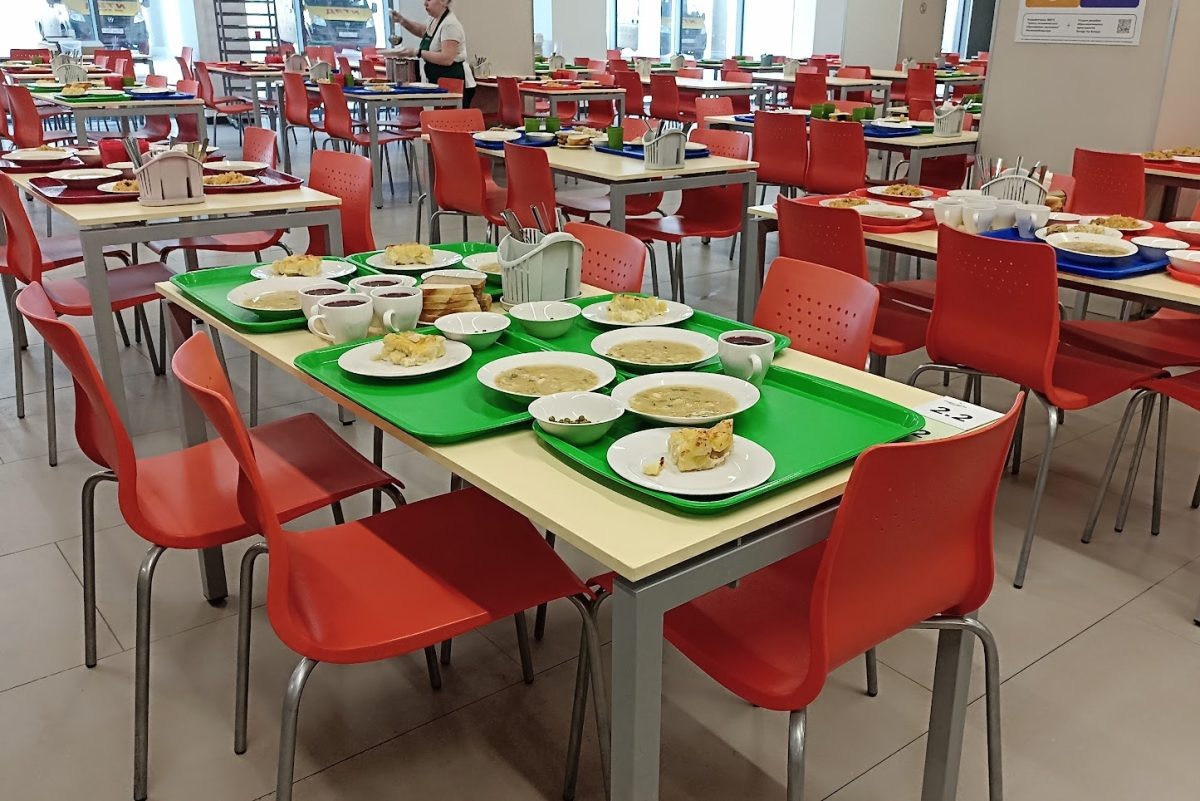    Сейчас бесплатным питанием раз в день обеспечены учащиеся начальных классов и дети-льготники