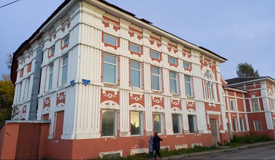    Дом был построен в 1907 году по инициативе купца и судовладельца Петра Ивановича Шадрина