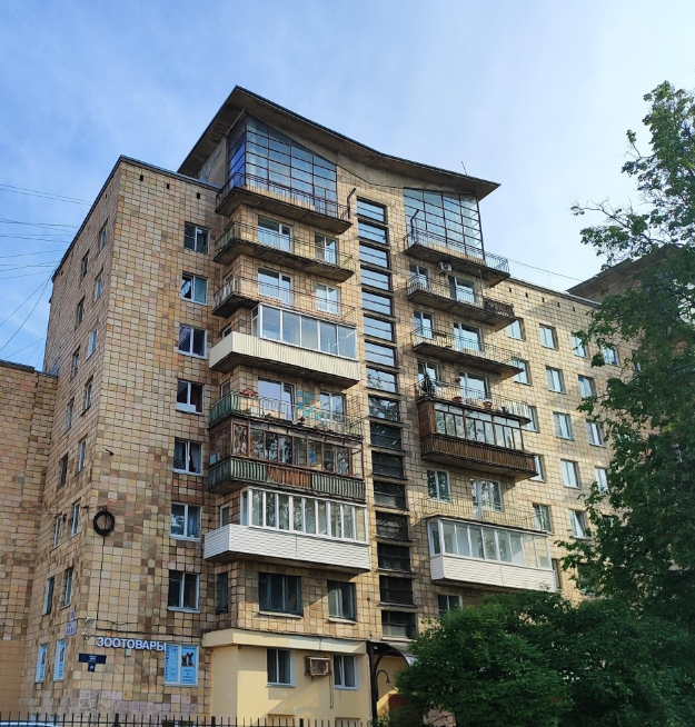 Одна из таких мастерских на Васильевском острове. Проспект КИМа 28.