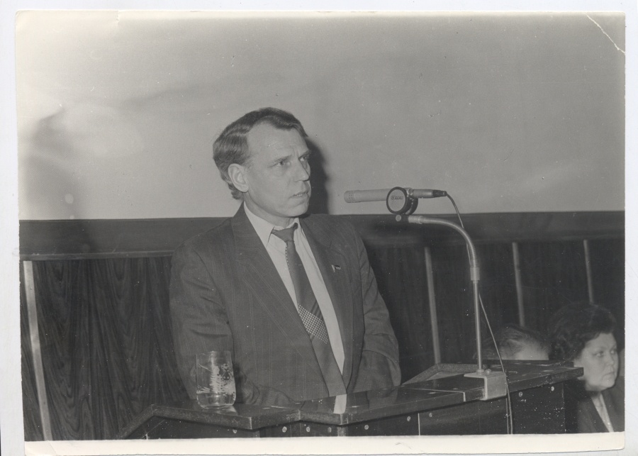 В. Кутенцын – комсомольский секретарь