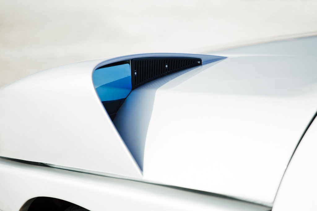 Весьма необычный дизайн, включая неповторимые боковые зеркала и колесные диски c воздуховодами NACA.