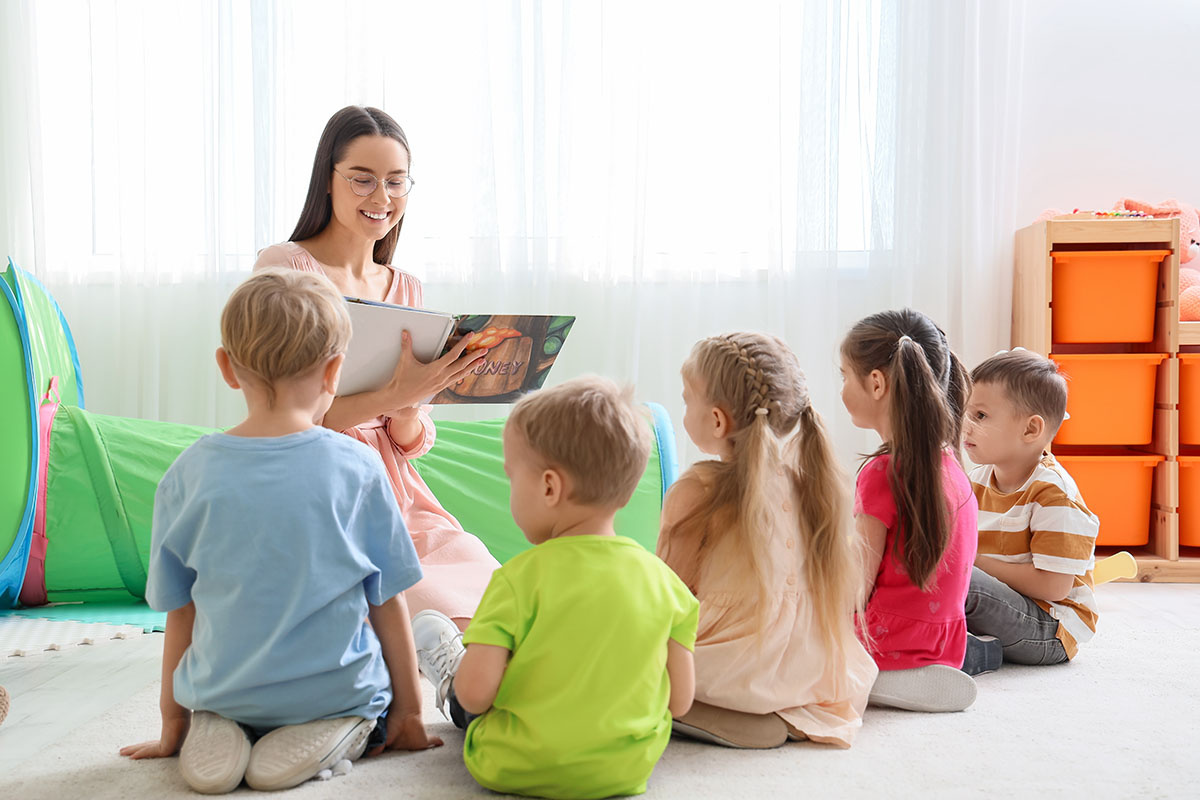 Если ребенок плохо слышит, ему тяжело следовать логике педагога. Источник: Shutterstock📷
