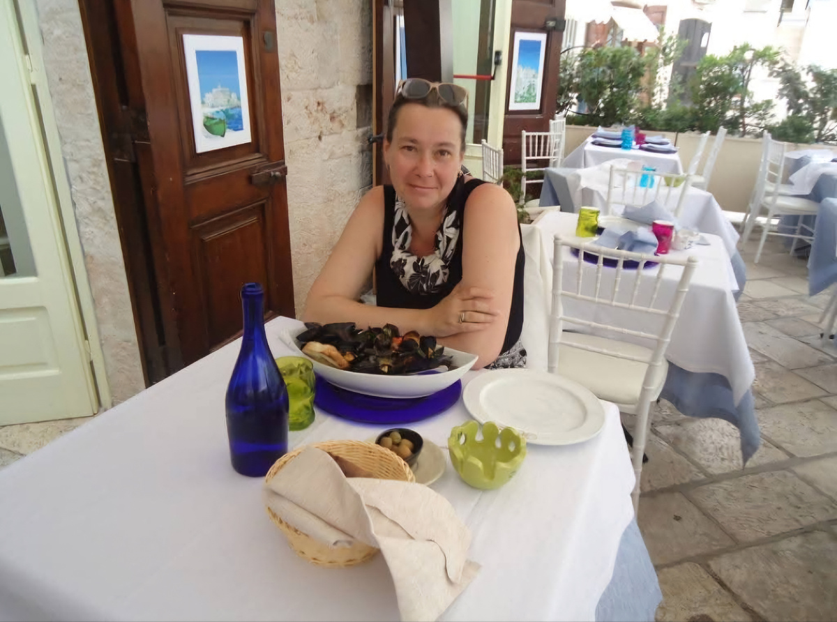 Фотография того года, когда первый раз отмечала его День рождения одна. Италия. Полиньяно-а-Маре. Только ресторан другой