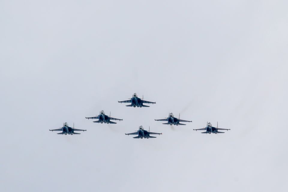    Показательные полеты "Русских витязей" в Барнауле на День города. Источник: Виталий Барабаш/"Толк"