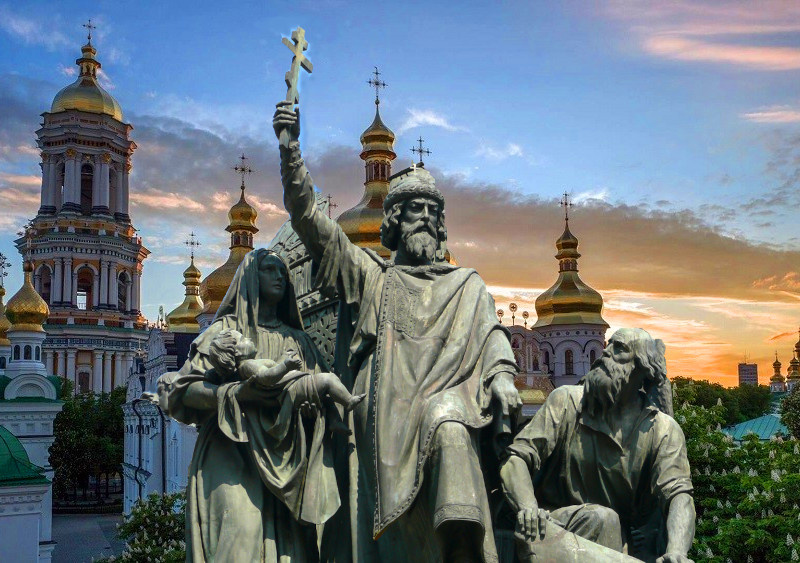 Фрагмент памятника "Тысячелетие России", где Владимир Креститель держит в руке крест и попирает ногой идола Перуна