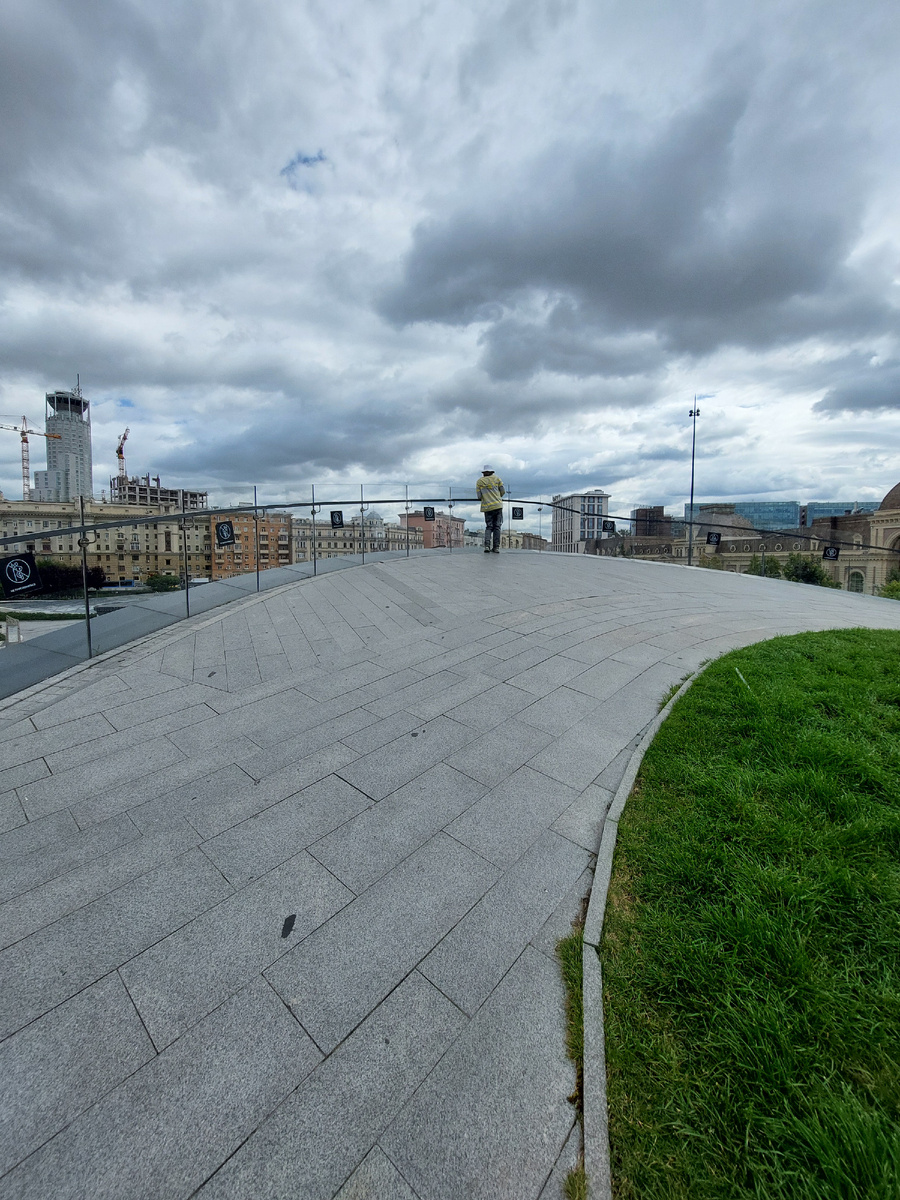 Вот такая вот смотровая плошадка. Интересно какая статистика травм здесь в зимний период? 