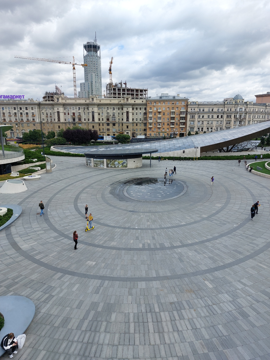 Вид со смотровой площадки. Там в центре фонтан, вечером он светится разноцветным светом.