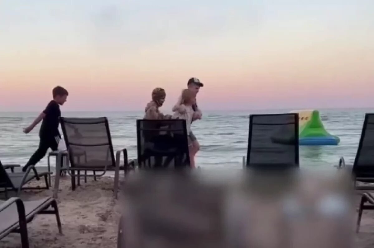    Мальчики лет девяти-десяти, один из которых одет в камуфляж, ведут еще одного, имитируя действия украинских военкомов. Ведут, предварительно заломав «жертве» руки.