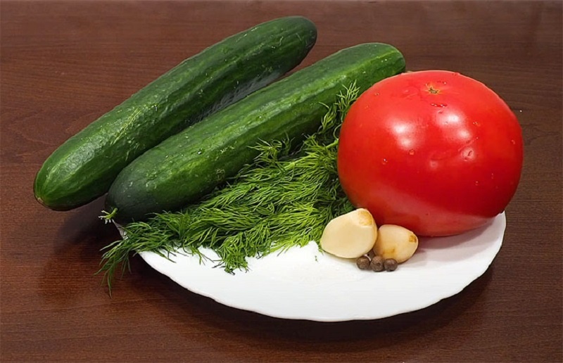 Быстрые маринованные огурцы и помидоры: вкусная закуска за 2 часа