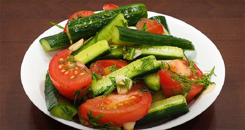 Быстрые маринованные огурцы и помидоры: вкусная закуска за 2 часа