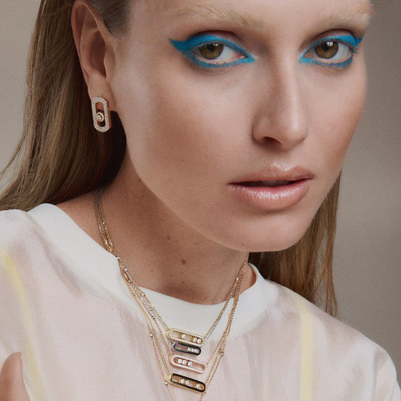 На фото: модель в колье Move Classique, серьгах So Move, все Messika
