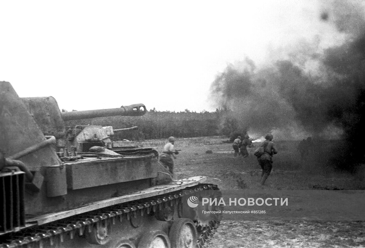 Пехота под прикрытием бронетанкового подразделения идёт в атаку.