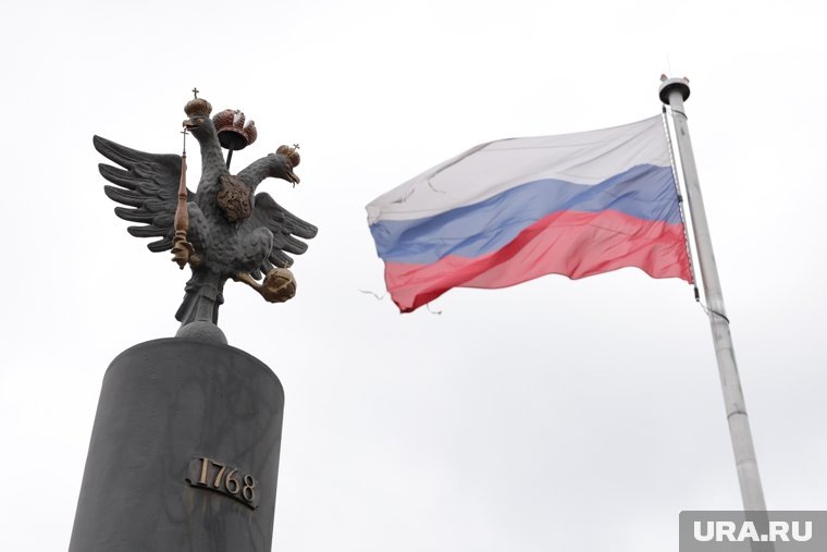     Впервые триколор как символ России утвердил Петр I Роман Наумов © URA.RU