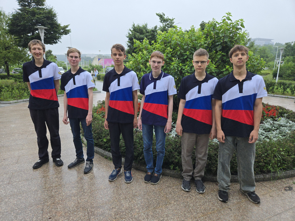 Российская сборная, участвовавшая в 66-й Международной математической олимпиаде (IMO). Фото предоставлено Кириллом Суховым