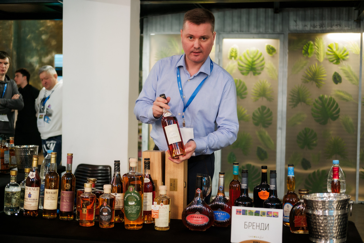 Арманьяки Janneau Napoleon и ХО в центре экспозиции. Фото с официального сайта компании "Ладога"