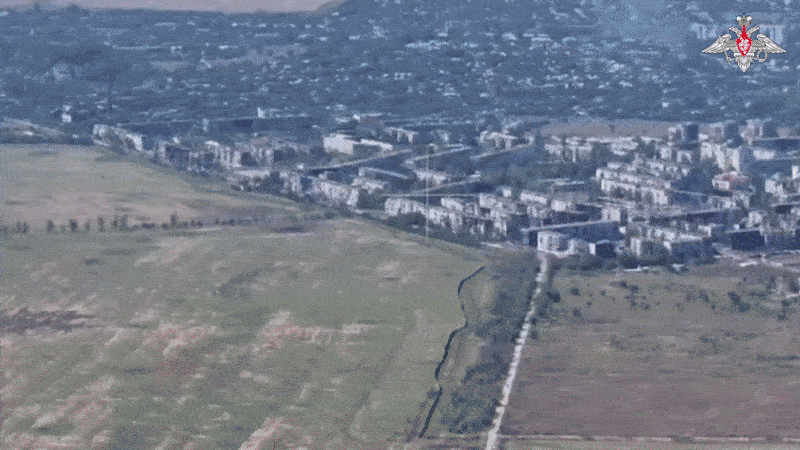    Уничтожение ПВД 14 оброн НГУ ФАБ-3000 с УМПК в районе н.п. Димитров/Мирноград. Видео: ТГ-канал "МО России"