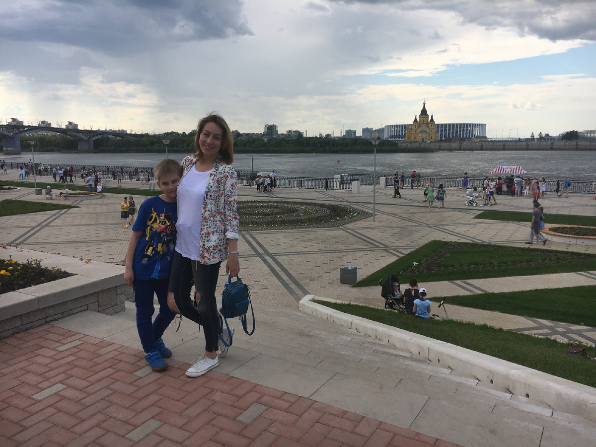 Фото автора. Мы с Виктором на набережной в далеком 2018-м, когда она снова стала доступной для нижегородцев и гостей города 