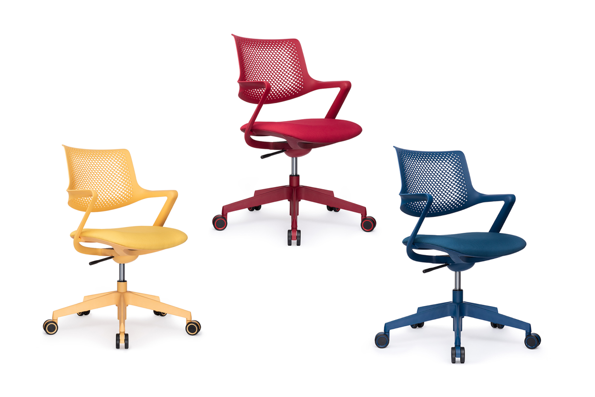 Кресло Dream также есть в голубом, розовом, сером и черном цветах. Особенности: механизм качания «топ-ган», перфорированная спинка, колеса для паркета. Цена — 22 470* рублей. 