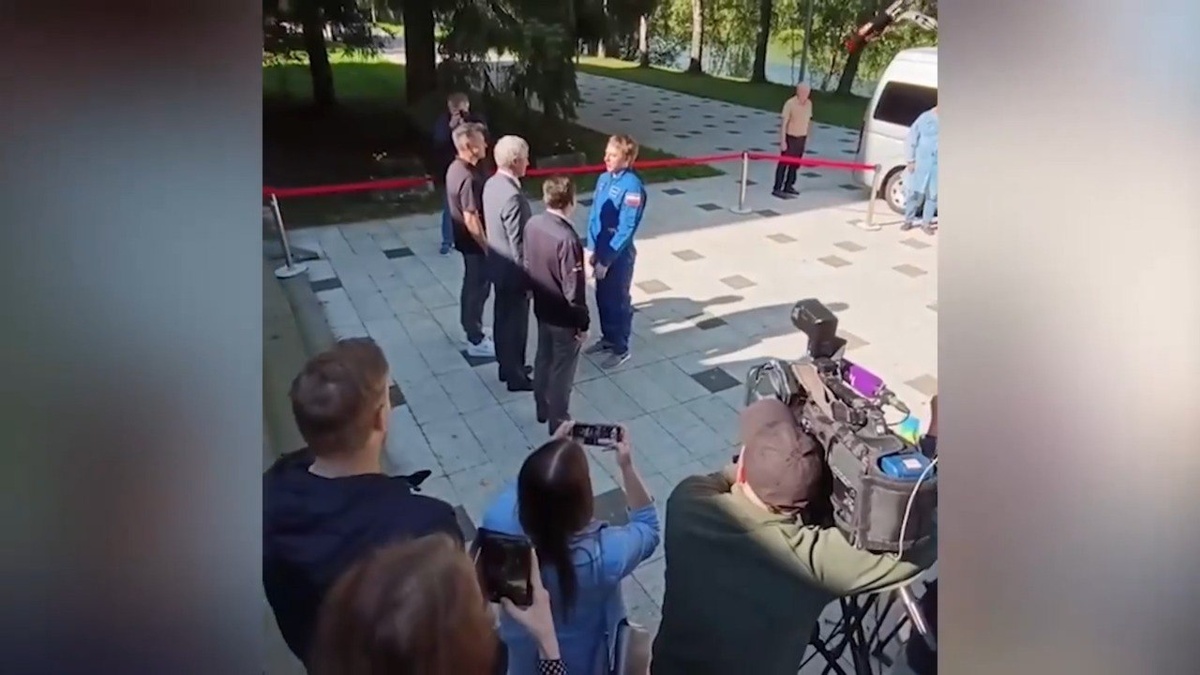     Космонавт из Красноярского края Кирилл Песков вернулся в Россию