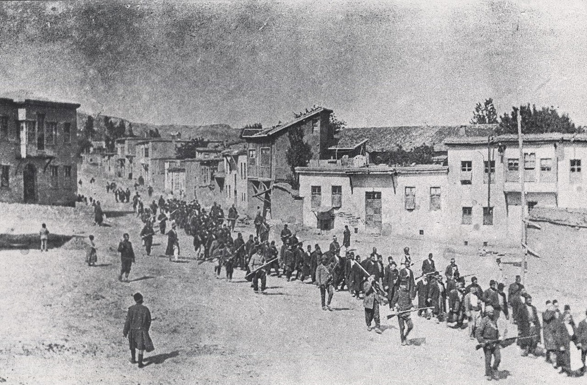 Колонна армян движется под вооружённой охраной. Апрель 1915 года