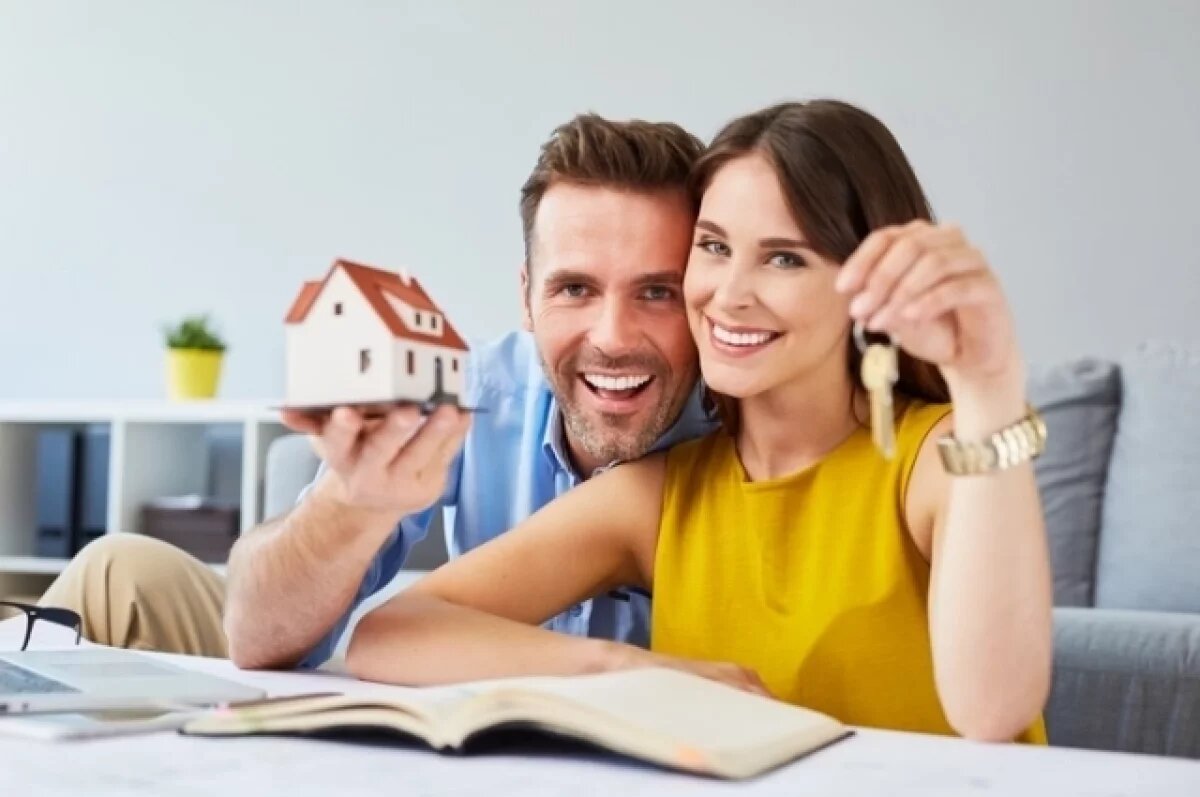    Есть миф, что жизнь в доме — это как на даче, только всегда: шашлыки, воздух, свобода. На деле это еще и уборка снега, обслуживание септика, организация охраны и быт, за который в квартире отвечает управляющая компания.