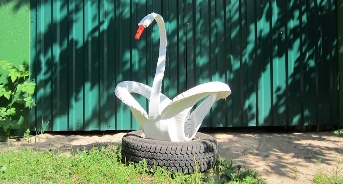 Лебедь из шины/Pinterest