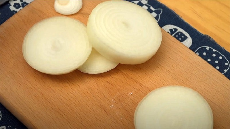 Луковые кольца с сыром: хрустящая закуска, которую захочется готовить снова и снова