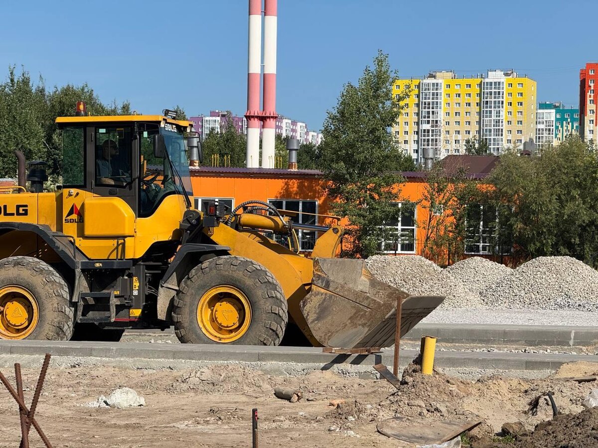    В сентябре территорию поликлиники разгрузит новая парковка в 37 микрорайоне Сургута на 129 мест