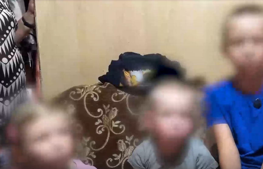 Дети женщины не понимают, где же их мама. Кадры телеканала «Apиг Уc»