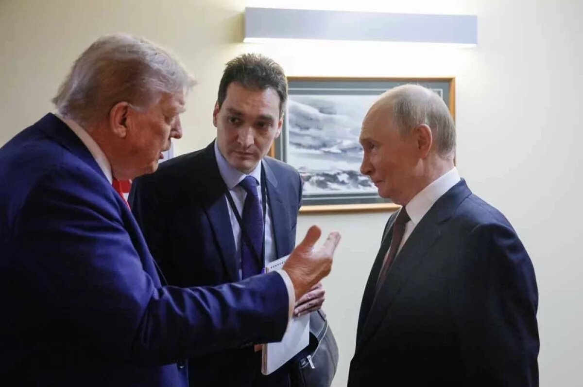    Президент США Дональд Трамп и президент РФ Владимир Путин перед началом пресс-конференции по итогам переговоров на Аляске.