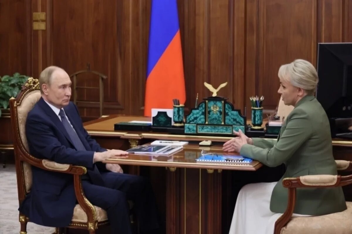    Врио губернатора ЕАО Костюк подарила Путину шеврон «Доблесть Хингана»