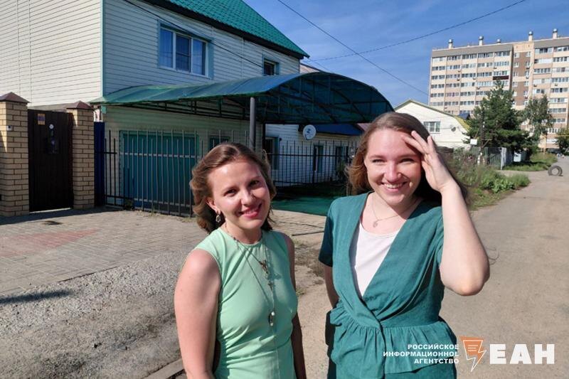    Екатерина и Мария помогали жителям поселка оформлять документы