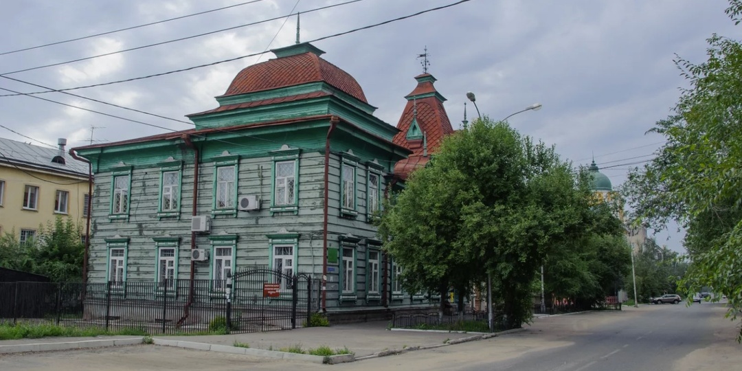 Цветные кварталы Читы с деревянными наличниками и видом на сопки