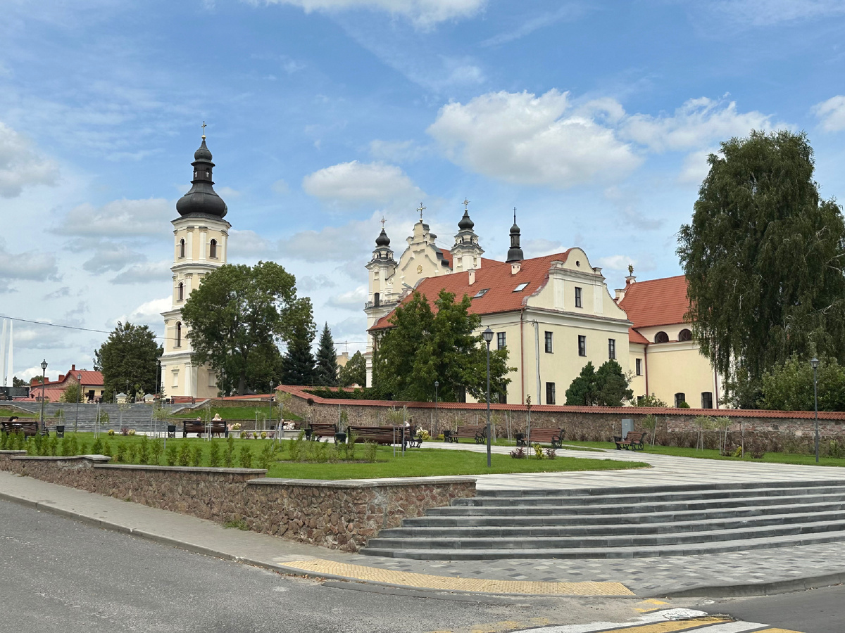 Я так поняла, что это одно из основных мест для фотосессий, в том числе свадебных )