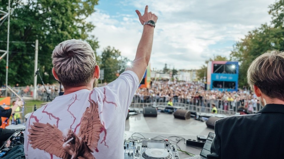    Кадр 2024 года. Главная сцена тогда была возле Лесопарка, теперь - возле цирка. Фото: Центр развития креативных индустрий.