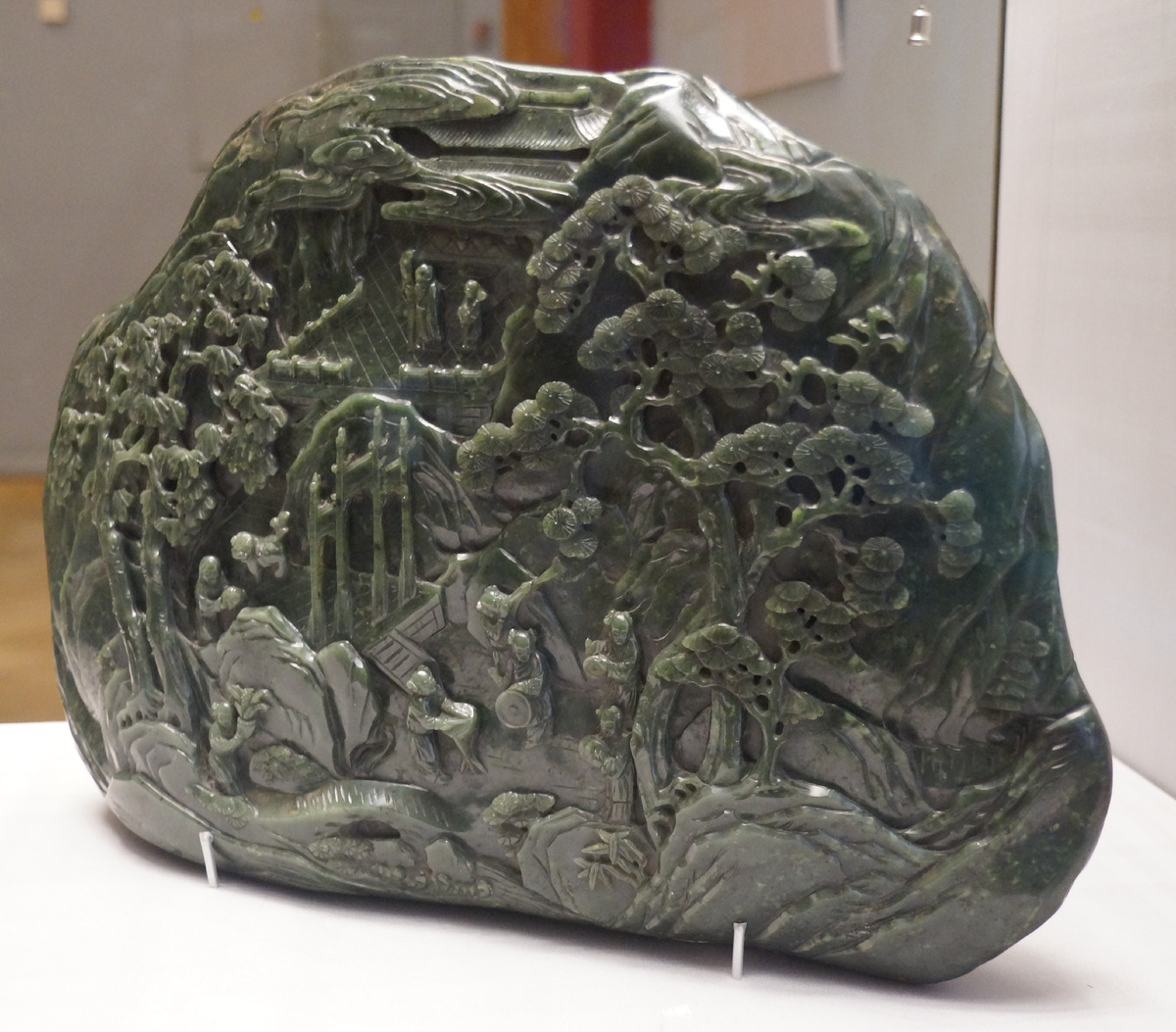 Настольное украшение в форме скалы. Китай, династия Цин (1644-1912), XVIII в. Государственный Эрмитаж, Санкт-Петербург. Учётный номер: ЛО-154. Фотография автора.