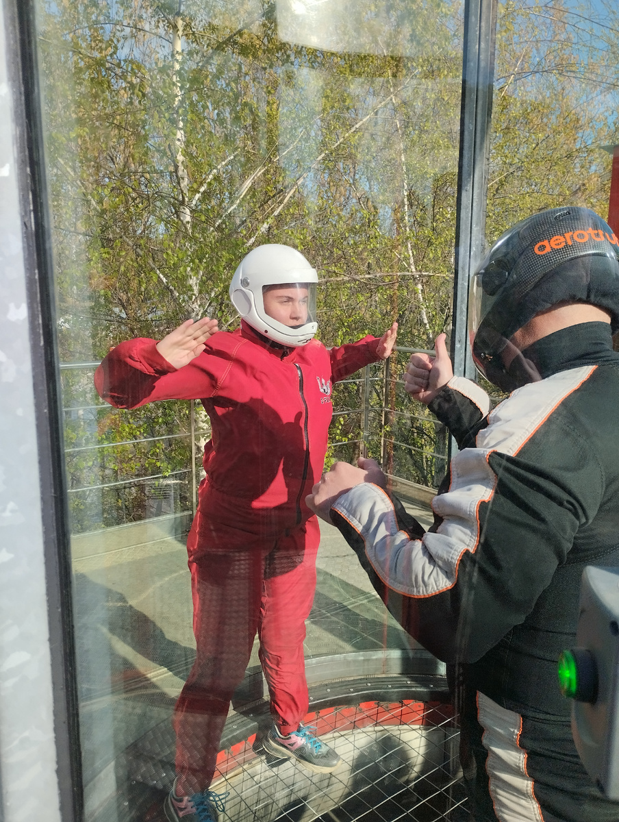 Правильно расставила руки и падай вниз)