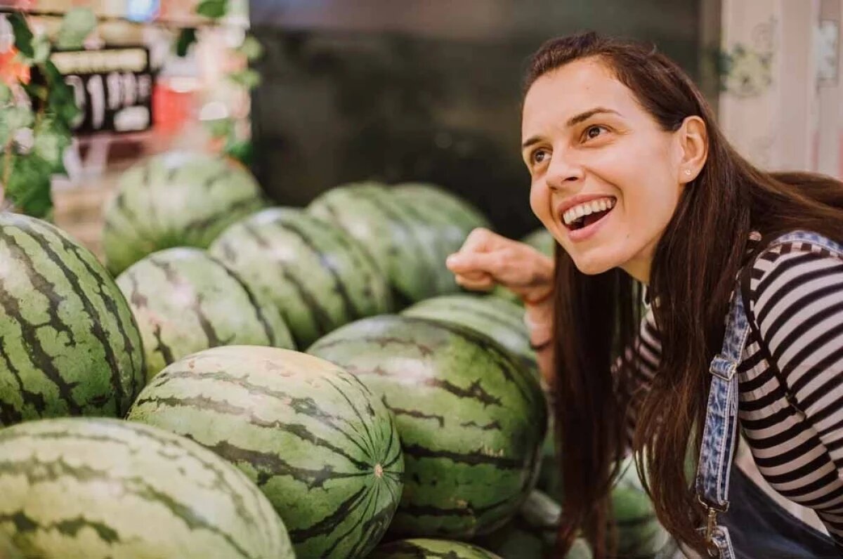    Постучите по арбузу. Если при постукивании слышен глухой звук, то это признак незрелости, такой арбуз брать не стоит.