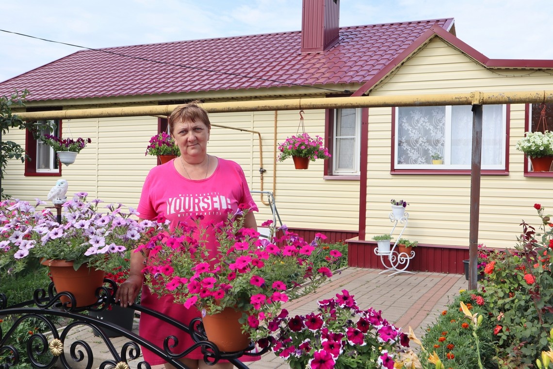 Наталья Гаршина любит цветы. А они отвечают ей на заботу и уход пышным разноцветьем.