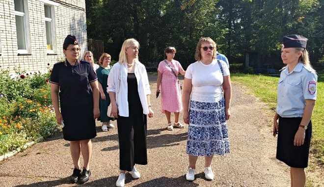 
Межведомственная комиссия осматривает территорию школы № 1