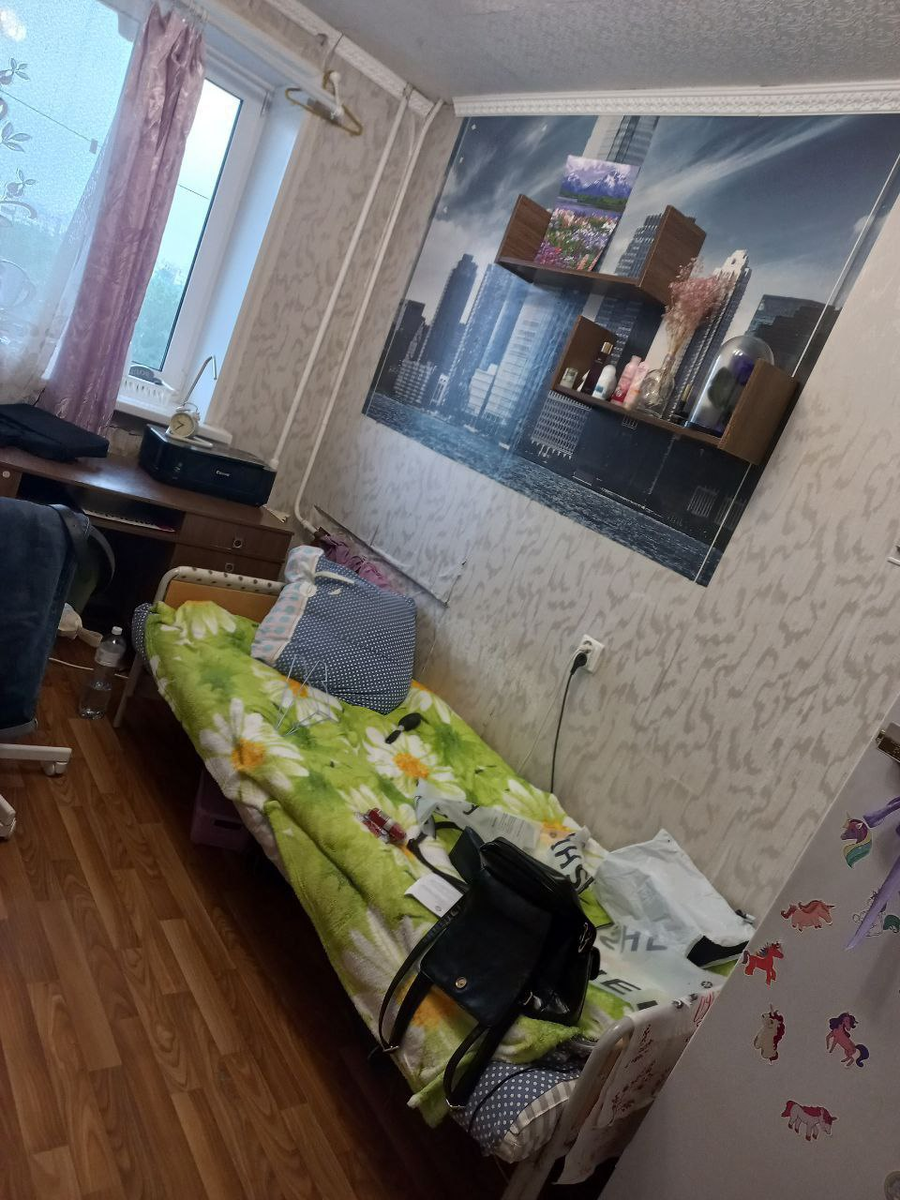 моя сторона, поти уже разобранная, в день заселения