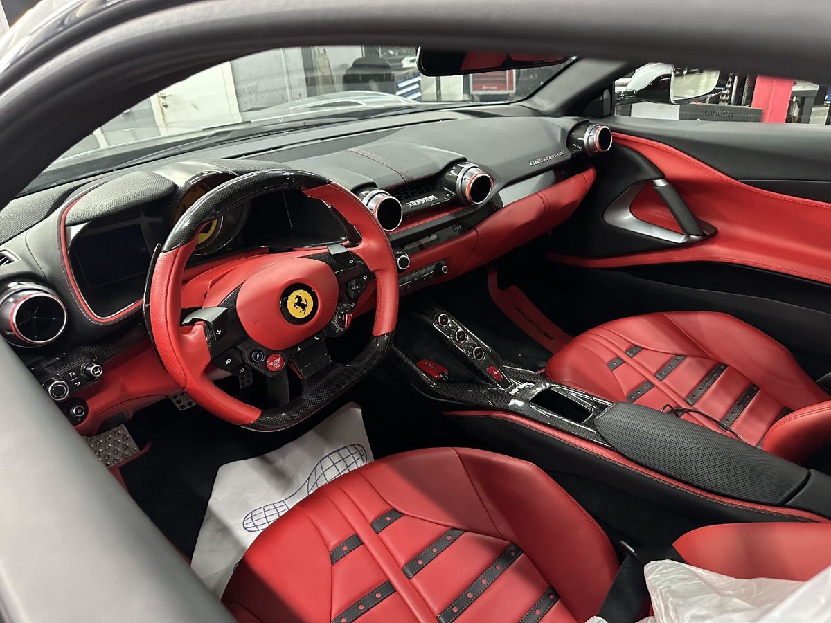 В отделе детейлинга можно провести тщательную чистку салона с обработкой кожи защитными составами высокого качества. 