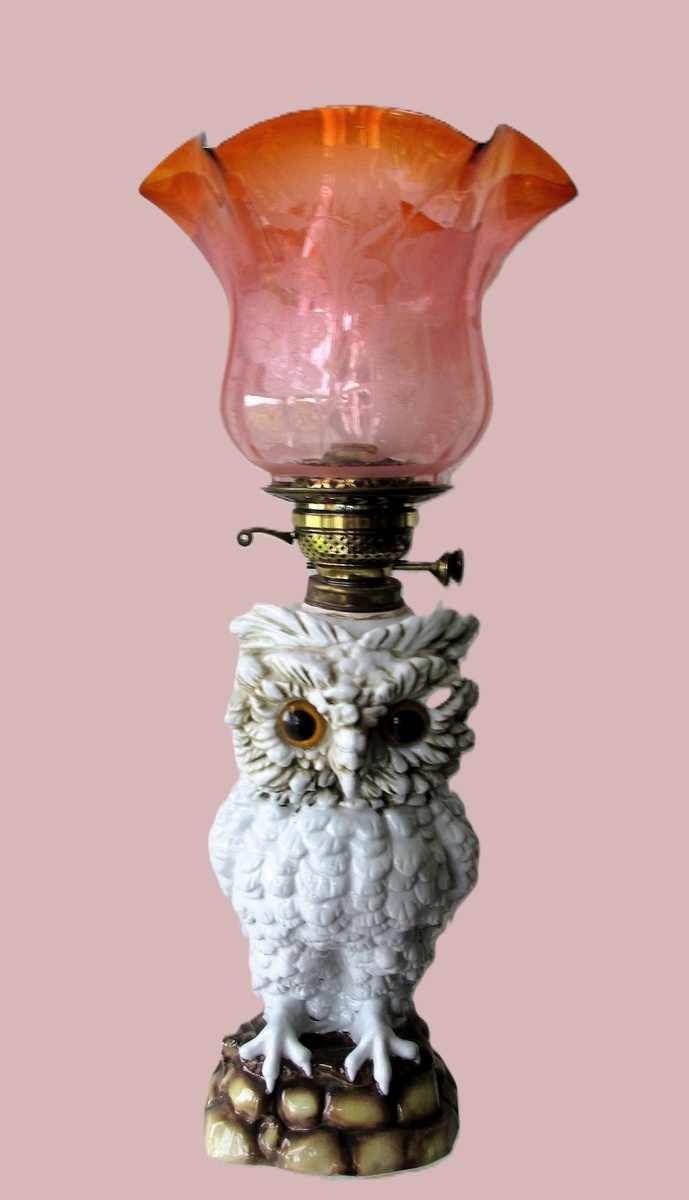 Фарфоровая керосиновая лампа.