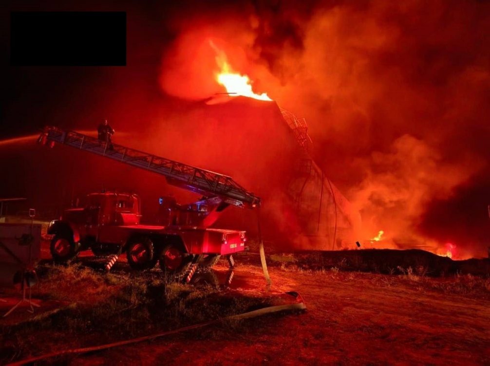   Пожар на нефтебазе в Измаиле. Фото: МЧС Украины