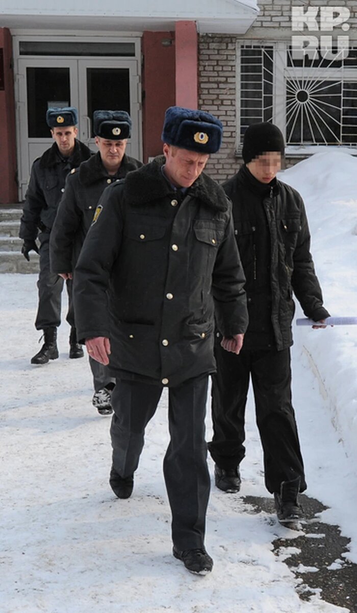 Диму ведут на допрос. Фото: Алексей Журавлев